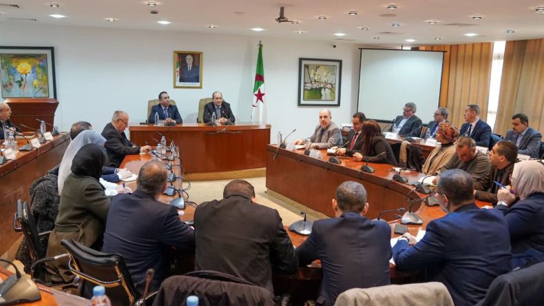 “مكتب أخضر” بوزارة الصناعة لحلحلة استثمارات الأدوية العالقة