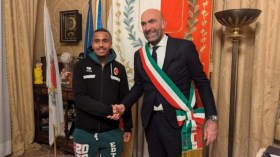 عمدة مدينة باري الإيطالية يكرّم الجزائري مهدي دورفال