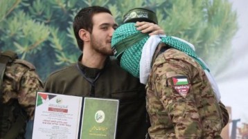 قبلة على رأس مقاوم!