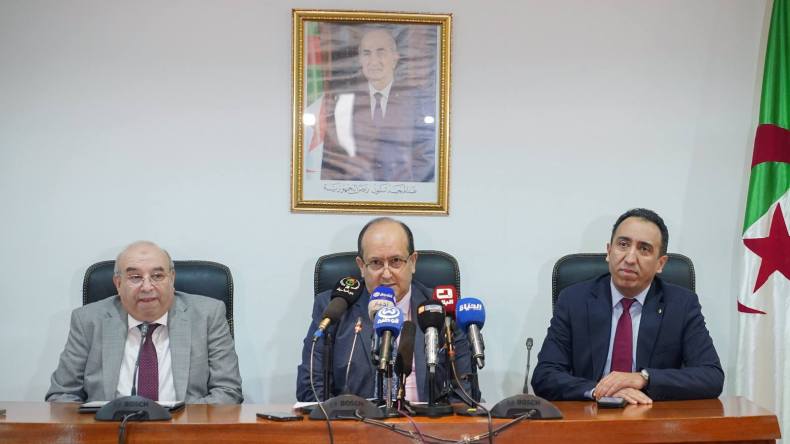 قويدري يتسلم مهامه على رأس وزارة الصناعة الصيدلانية (فيديو)