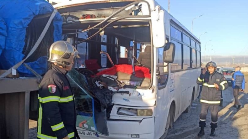 إصابة 8 أشخاص في حادث اصطدام حافلة لنقل العمال وشاحنة بسطيف