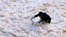 ظاهرة غريبة في عين مليلة: حي كامل غرق في الرغوة فما القصة؟