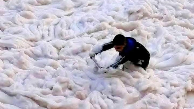 ظاهرة غريبة في عين مليلة: حي كامل غرق في الرغوة فما القصة؟