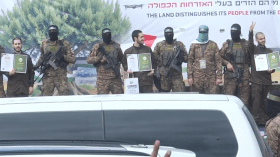 في سابع عملية تبادل.. حماس تُسلم 6 أسرى للصليب الأحمر