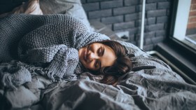 لمَ تزداد رغبتنا في النوم شتاء؟