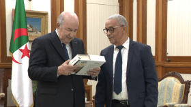 الرئيس تبون يستقبل الكاتب الجزائري “ياسمينة خضرا” (فيديو)