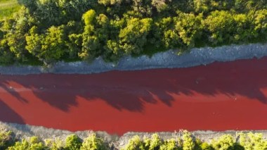 Une rivière rouge vif près de Buenos Aires suscite des craintes de pollution