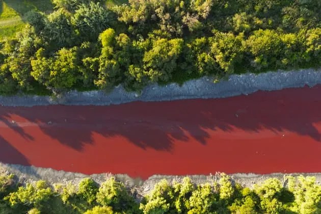 Une rivière rouge vif près de Buenos Aires suscite des craintes de pollution