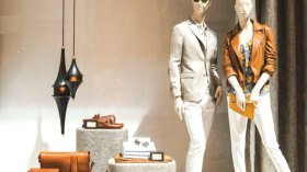 عارضات أزياء وقصر لترويج ملابس فاضحة في المحلاّت