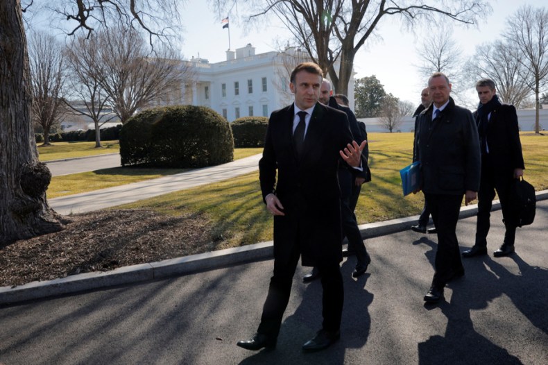 Trump n’a pas accueilli Macron à l’entrée de la Maison Blanche