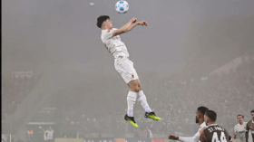 بارتقاء خيالي.. لاعب أوغسبورغ يتحدى كريستيانو رونالدو