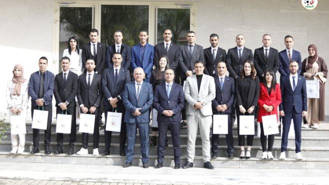 بِالفيديو: صادي يُسلّم الحكام الشارة الدولية لـ “الفيفا”