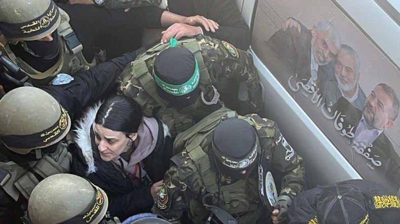 أربيل يهود ترفض العلاج النفسي بعد الإفراج عنها.. وهذا ما قالته في أول رسالة لها!