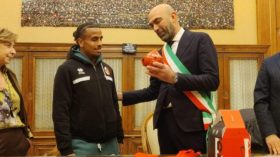 “مير” باري يتضامن مع الجزائري دورفال ضحية العنصرية