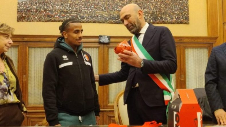 “مير” باري يتضامن مع الجزائري دورفال ضحية العنصرية