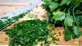 8 طرق سهلة لحفظ الأعشاب الطازجة في رمضان