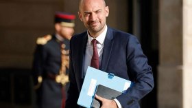 سياسيون فرنسيون يتهمون حكومة ماكرون بالغباء مع الجزائر