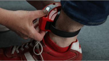 Sarkozy passe sa première nuit avec un bracelet électronique à la cheville (VIDEO)