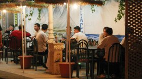 الإدمان على ارتياد المقاهي طريق للتشاؤم والإحباط النفسي