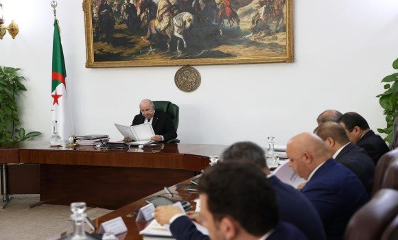 Tebboune réduit de trois ans l’âge de départ à la retraite pour les enseignants