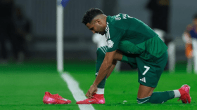 بِالفيديو: محرز يجلب ركلة جزاء ويطرد لاعبا