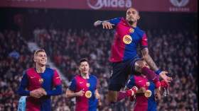 نجم برشلونة يلاحق المصري محمد صلاح