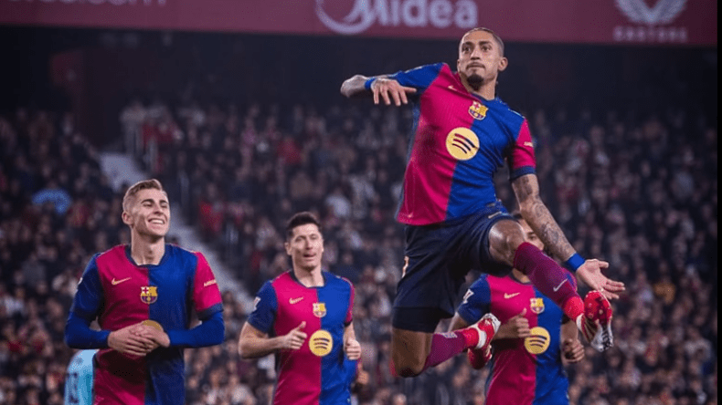 نجم برشلونة يلاحق المصري محمد صلاح