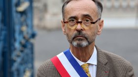 رئيس بلدية فرنسي مهدد بـ5 سنوات سجنًا بسبب جزائري