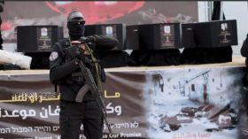 الجزيرة: “كتائب القسام” سلّمت مساء الجمعة جثمان الأسيرة الإسرائيلية شيري بيباس إلى “الصليب الأحمر”