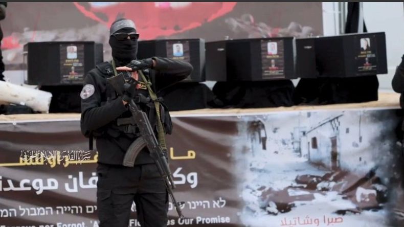 الجزيرة: “كتائب القسام” سلّمت مساء الجمعة جثمان الأسيرة الإسرائيلية شيري بيباس إلى “الصليب الأحمر”