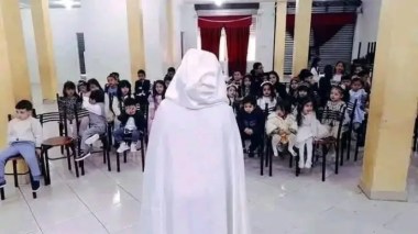 Une institutrice fait le buzz.. Seuls ses élèves et un clown invités à son mariage (PHOTOS)