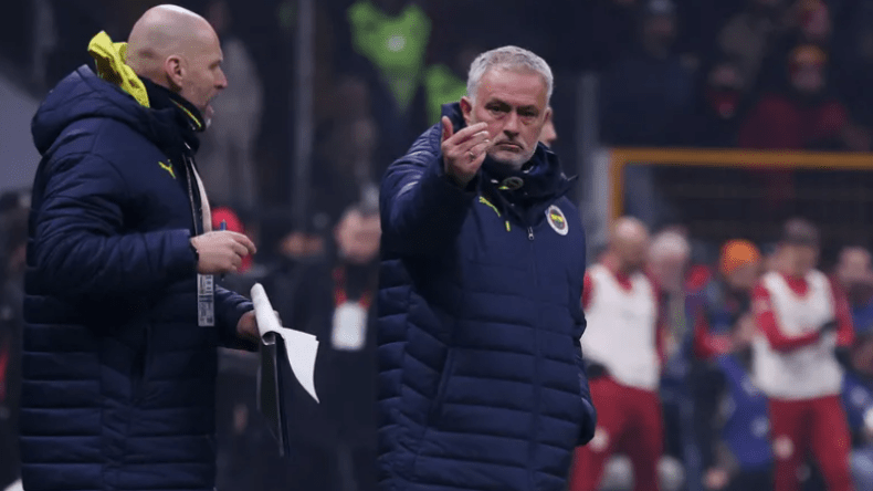 غلطة سراي يتهم مورينيو بالعنصرية