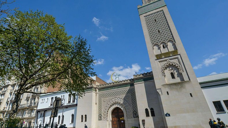 إحباط مخطط المخزن للاستحواذ على مساجد بفرنسا