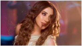 بالفيديو.. نجوى كرم تتصدر الترند بسبب العلم السوري وسقوطها على المسرح