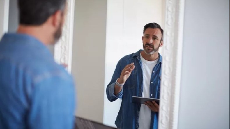 اطمئن لست مجنونا.. 9 فوائد صحية للتحدث إلى نفسك