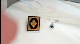 ملكة الأردن تضع مصحفا وتميمة واقية من العين عند رأس الحفيدة الجديدة!