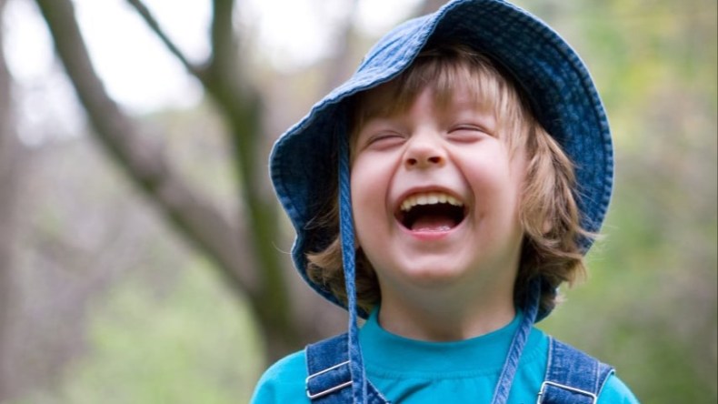 هذا ما يحدث لجسمك وعقلك عندما تضحك؟