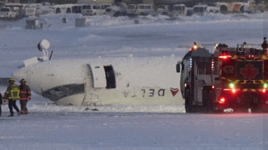 Canada: un avion se retourne lors de son atterrissage (VIDEO)