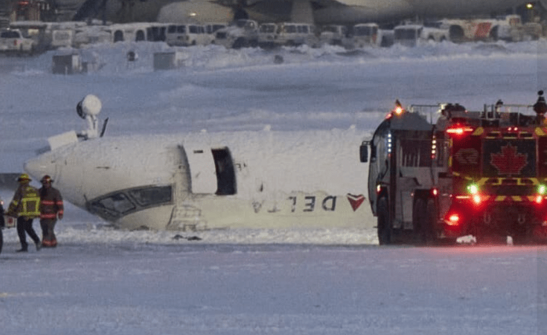 Canada: un avion se retourne lors de son atterrissage (VIDEO)