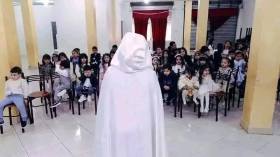 بحضور تلاميذها والمهرج فقط.. أستاذة تصنع الحدث بزفاف استثنائي (صور) 