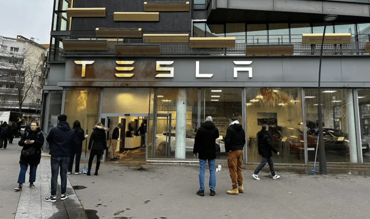 France: le siège de “Tesla” vandalisé!