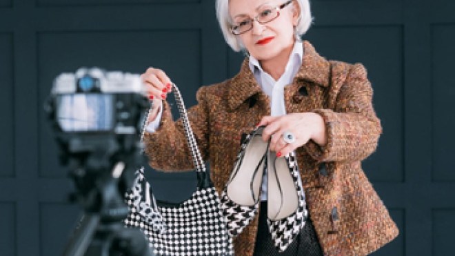 بحثا عن الشباب الضائع.. رجال ونساء فوق الخمسين يقتحمون تيك توك وأنستغرام