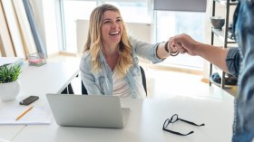 الجزائريون أكثر من يستخدمها.. التحية بـ “الفيزيكال توتش”