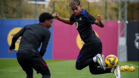 نجم برشلونة يسخر من حكم مباراة لاس بالماس (فيديو)