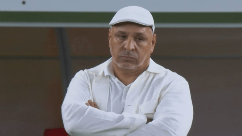 بالفيديو.. لقطة غريبة من المدرب نور الدين زكري في الدوري السعودي