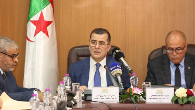 تمديد عطلة الأمومة.. وزير العمل والضمان الاجتماعي يوضح