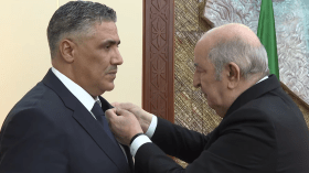 الرئيس تبون يمنح وسام الاستحقاق لوزير السكن محمد طارق بلعريبي (فيديو)