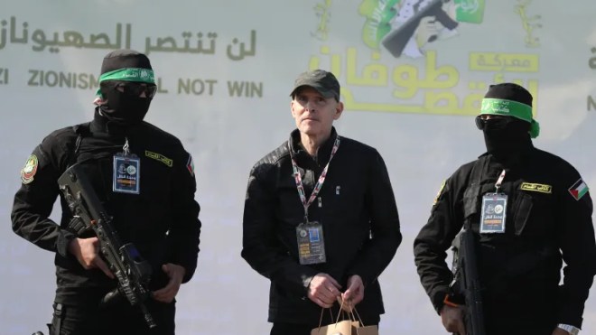 القسام تُسلم الأسير مزدوج الجنسية سيغال للصليب الأحمر