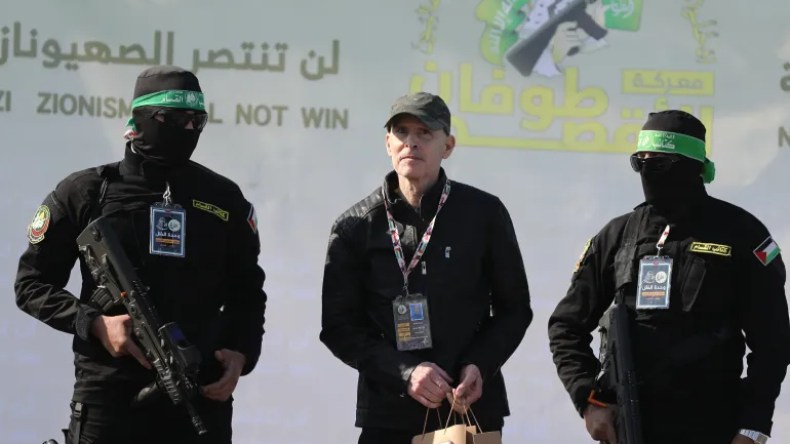 القسام تُسلم الأسير مزدوج الجنسية سيغال للصليب الأحمر