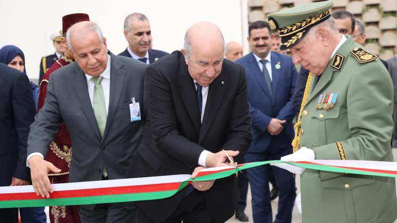 الرئيس تبون يدشن بتيبازة ثاني أكبر محطة تحلية مياه البحر بالجزائر